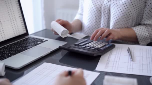 Dois Contadores Usam Uma Calculadora Computador Portátil Para Contar Impostos — Vídeo de Stock