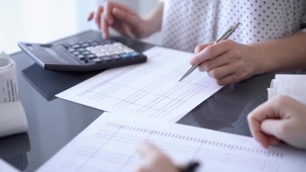 Vrouwelijke Accountant Het Tellen Van Belastingen Het Maken Van Inkomsten — Stockvideo