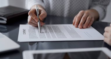 İş adamları ofiste oturup sözleşmeyi tartışıyor, kapatıyorlar. Toplantıda ortaklar ya da avukatlar birlikte çalışıyor. Takım çalışması ve ortaklık.