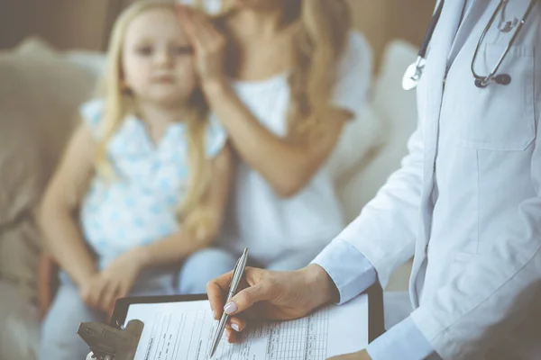Doctor Paciente Pediatra Usando Portapapeles Mientras Examina Niña Con Madre —  Fotos de Stock