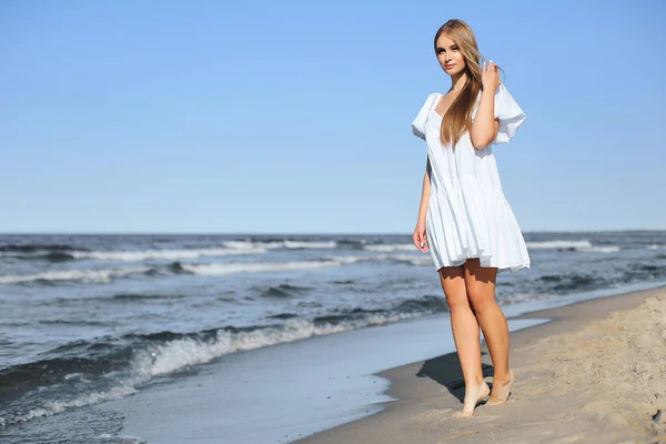 Feliz Sorrindo Bela Mulher Está Andando Praia Oceano Vestido Verão — Fotografia de Stock