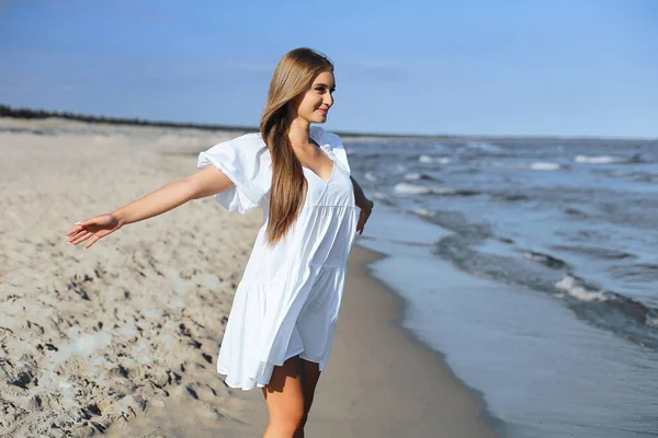 Šťastný Úsměv Krásná Žena Pláži Oceánu Bílých Letních Šatech Otevřené — Stock fotografie