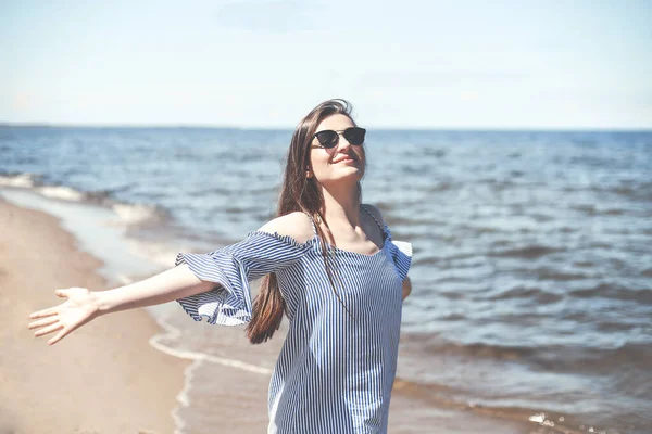 Glücklich Lächelnde Frau Freier Glückseligkeit Strand Mit Offenen Händen Porträt — Stockfoto