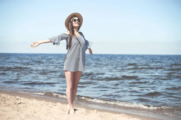 Mulher Sorridente Feliz Felicidade Livre Praia Oceano Com Mãos Abertas — Fotografia de Stock