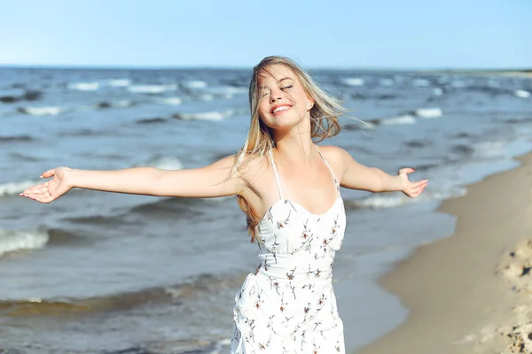 Mulher Bonita Loira Feliz Praia Oceano Vestido Verão Branco Levantando — Fotografia de Stock