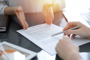 İş kadını avukat, iş arkadaşı ya da müvekkil için toplantıda bir şey itiraf eden özel sözleşmeye işaret ediyor. İş adamları takım çalışması ve ortaklığı.