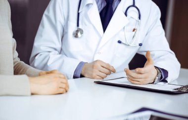 Bilinmeyen erkek doktor ve hasta kadın klinikte otururken bir şey tartışıyorlar. Hastanedeki en iyi sağlık hizmeti, ilaç, salgın durdurma..