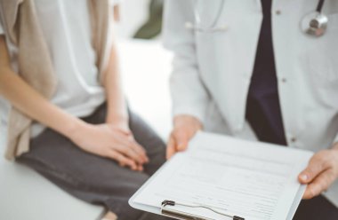 Doktor ve çocuk hasta. Hekim elinde bir çocuğun yanında ilaç geçmişi olan bir dosya tutuyor. Tıptaki ideal sağlık kavramı.