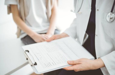 Doktor ve çocuk hasta. Hekim elinde bir çocuğun yanında ilaç geçmişi olan bir dosya tutuyor. Tıptaki ideal sağlık kavramı.