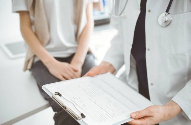 Doktor ve çocuk hasta. Hekim elinde bir çocuğun yanında ilaç geçmişi olan bir dosya tutuyor. Tıptaki ideal sağlık kavramı.