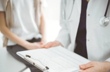 Doktor ve çocuk hasta. Hekim elinde bir çocuğun yanında ilaç geçmişi olan bir dosya tutuyor. Tıptaki ideal sağlık kavramı.