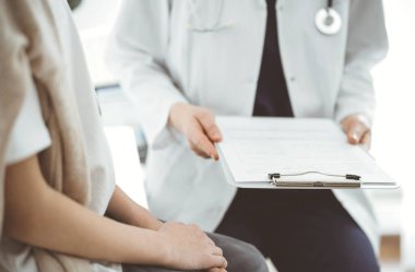 Doktor ve çocuk hasta. Hekim elinde bir çocuğun yanında ilaç geçmişi olan bir dosya tutuyor. Tıptaki ideal sağlık kavramı.