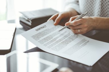 İş adamları ofiste oturup sözleşmeyi tartışıyor, kapatıyorlar. Toplantıda ortaklar ya da avukatlar birlikte çalışıyor. Takım çalışması ve ortaklık.