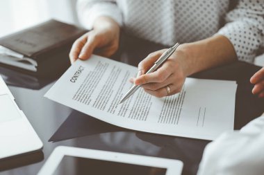 İş adamları ofiste oturup sözleşmeyi tartışıyor, kapatıyorlar. Toplantıda ortaklar ya da avukatlar birlikte çalışıyor. Takım çalışması ve ortaklık.