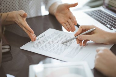 İş kadını avukat, iş arkadaşı ya da müvekkil için toplantıda bir şey itiraf eden özel sözleşmeye işaret ediyor. İş adamları takım çalışması ve ortaklığı.