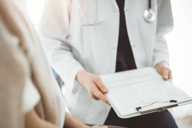 Doktor ve çocuk hasta. Hekim elinde bir çocuğun yanında ilaç geçmişi olan bir dosya tutuyor. Tıptaki ideal sağlık kavramı.