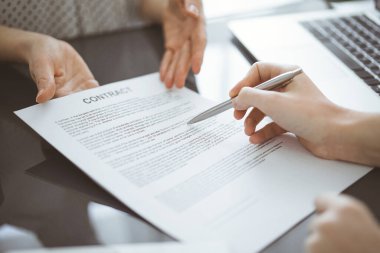 İş kadını avukat, iş arkadaşı ya da müvekkil için toplantıda bir şey itiraf eden özel sözleşmeye işaret ediyor. İş adamları takım çalışması ve ortaklığı.