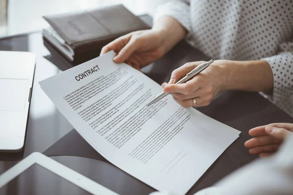 İş adamları ofiste oturup sözleşmeyi tartışıyor, kapatıyorlar. Toplantıda ortaklar ya da avukatlar birlikte çalışıyor. Takım çalışması ve ortaklık.