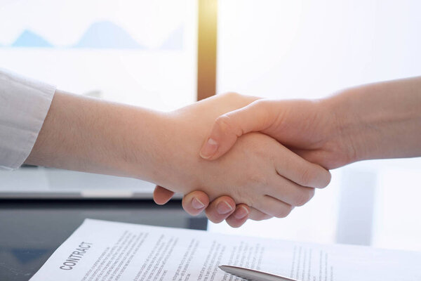 Gente Negocios Dando Mano Por Encima Los Papeles Del Contrato — Foto de Stock