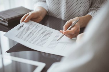 İş adamları ofiste oturup sözleşmeyi tartışıyor, kapatıyorlar. Toplantıda ortaklar ya da avukatlar birlikte çalışıyor. Takım çalışması ve ortaklık.