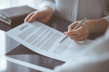 İş adamları ofiste oturup sözleşmeyi tartışıyor, kapatıyorlar. Toplantıda ortaklar ya da avukatlar birlikte çalışıyor. Takım çalışması ve ortaklık.