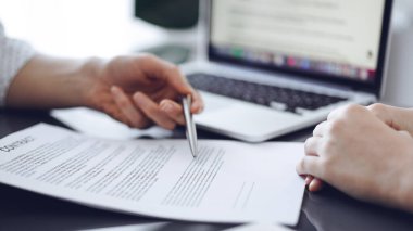 İş adamları ofiste oturup sözleşmeyi tartışıyor, kapatıyorlar. Ortaklar ya da avukatlar belgeleri imzalamadan önce toplantıda birlikte çalışırlar. Takım çalışması ve ortaklık.