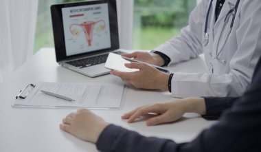 Doktor ve bir hasta klinikte. Kadın doktor ilaç geçmişi formunu doldurmak için tablet bilgisayar kullanıyor. Kadın ellerine yakın. Tıp ve Bilim.