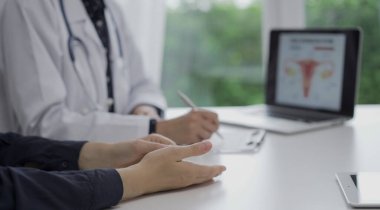 Doktor ve bir hasta klinikte. Kadın hekim kadın ellerinin kapatıldığı ilaç geçmişi formunu dolduruyor. Tıp konsepti.