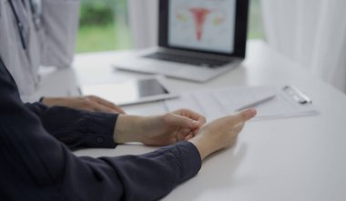 Doktor ve bir hasta klinikte. Kadın doktor ilaç geçmişi formunu doldurmak için tablet bilgisayar kullanıyor. Kadın ellerine yakın. Tıp ve Bilim.