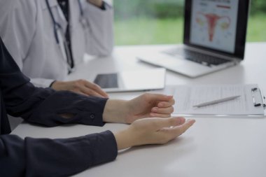 Doktor ve bir hasta klinikte. Kadın doktor ilaç geçmişi formunu doldurmak için tablet bilgisayar kullanıyor. Kadın ellerine yakın. Tıp ve Bilim.