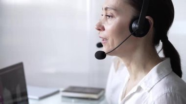 Müşterilere çevrimiçi olarak yardım eden, müşteri desteği sağlayan ve sorulara cevap veren kadın çağrı merkezi operatörleri. İş çağrı merkezi kavramı.