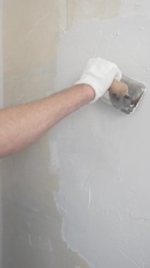 Duvar yüzeyini macun bıçağıyla pürüzsüz hale getiren, kusurları doldurarak evi yenileyen ve geliştiren, pürüzsüz ve hatta bitiren, boyama ya da duvar kağıtlarına hazırlanan alçı ustası.