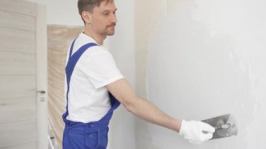 Duvar yüzeyini macun bıçağıyla pürüzsüz hale getiren, kusurları doldurarak evi yenileyen ve geliştiren, pürüzsüz ve hatta bitiren, boyama ya da duvar kağıtlarına hazırlanan alçı ustası.