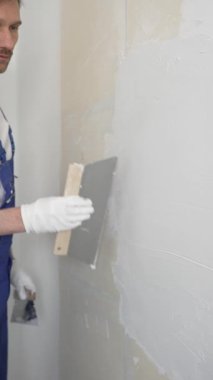 Duvar yüzeyini macun bıçağıyla pürüzsüz hale getiren, kusurları doldurarak evi yenileyen ve geliştiren, pürüzsüz ve hatta bitiren, boyama ya da duvar kağıtlarına hazırlanan alçı ustası.