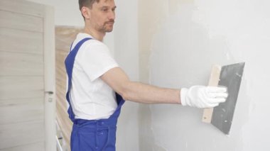 Duvar yüzeyini macun bıçağıyla pürüzsüz hale getiren, kusurları doldurarak evi yenileyen ve geliştiren, pürüzsüz ve hatta bitiren, boyama ya da duvar kağıtlarına hazırlanan alçı ustası.