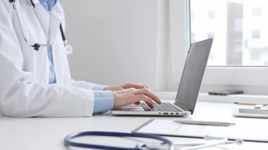 Doktor kadın bilgisayarında steteskop, tıbbi kayıt ve kalemle parlak bir sağlık hizmetleri teknolojisi ve tıbbi dokümantasyon sergiliyor. Tıp konsepti.