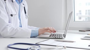 Doktor kadın bilgisayarında steteskop, tıbbi kayıt ve kalemle parlak bir sağlık hizmetleri teknolojisi ve tıbbi dokümantasyon sergiliyor. Tıp konsepti.