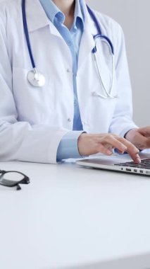 Doktor kadın bilgisayarında steteskop, tıbbi kayıt ve kalemle parlak bir sağlık hizmetleri teknolojisi ve tıbbi dokümantasyon sergiliyor. Tıp konsepti.