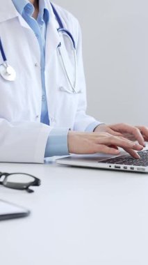 Doktor kadın bilgisayarında steteskop, tıbbi kayıt ve kalemle parlak bir sağlık hizmetleri teknolojisi ve tıbbi dokümantasyon sergiliyor. Tıp konsepti.