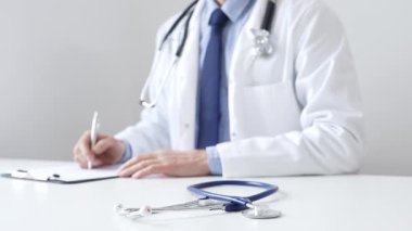 Mavi steteskop, klinikteki panoda, profesyonel doktor yazısının yanında duruyor. İlaç ve sağlık hizmetleri.