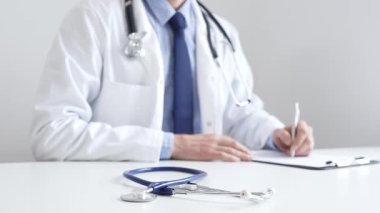 Mavi steteskop, klinikteki panoda, profesyonel doktor yazısının yanında duruyor. İlaç ve sağlık hizmetleri.