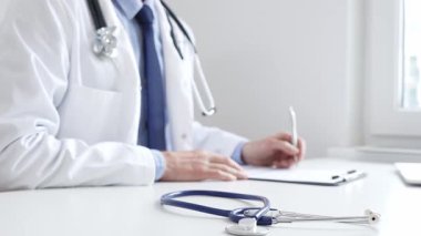 Mavi steteskop, klinikteki panoda, profesyonel doktor yazısının yanında duruyor. İlaç ve sağlık hizmetleri.