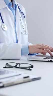 Doktor kadın bilgisayarında steteskop, tıbbi kayıt ve kalemle parlak bir sağlık hizmetleri teknolojisi ve tıbbi dokümantasyon sergiliyor. Tıp konsepti.