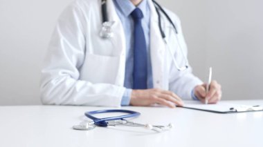 Mavi steteskop, klinikteki panoda, profesyonel doktor yazısının yanında duruyor. İlaç ve sağlık hizmetleri.