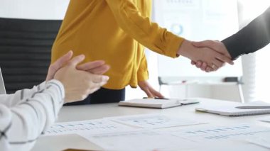 Başarılı bir toplantının ardından iş ortaklarının el sıkışması, şık, modern ofis ortamında bir iş anlaşmasının veya sözleşmenin sağlamlaştırılması