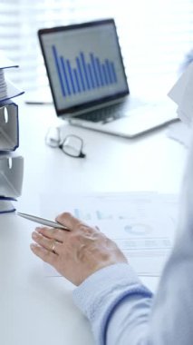 Finans uzmanları evrakları inceliyor, verileri analiz ediyor ve takım toplantılarında mali stratejileri tartışıyor. İş dünyasında denetim ve vergi teması