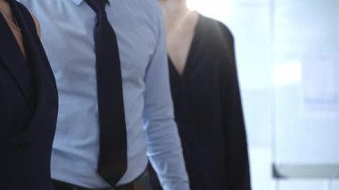 Başparmakları havada, takım anlaşmasını gösteren iş adamları, olumlu geri bildirim ve başarı ve güveni aktaran bir ofiste işbirliği desteği