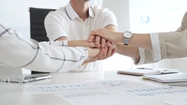 İş adamlarının işyeri belgelerini devretmesi, işbirliği ruhunu sembolize etmesi ve işyerindeki başarıyı paylaşması.