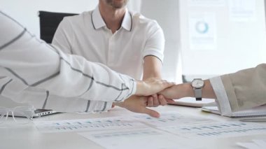 İş adamlarının işyeri belgelerini devretmesi, işbirliği ruhunu sembolize etmesi ve işyerindeki başarıyı paylaşması.