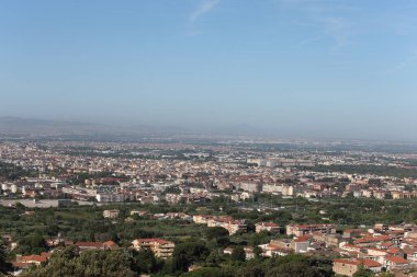Caserta, İtalya - 14 Haziran 2024. Casertavecchia 'dan Reggia manzaralı şehir panoraması